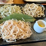 つくも - 三色そば(普通のおそば、紅花切りそば、季節のおそば)