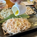 つくも - 三色そば(普通のおそば、紅花切りそば、季節のおそば)