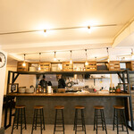 BURGER'S TIME IMUA - オープンキッチンの臨場感溢れるカウンター席