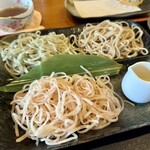 つくも - 三色そば(普通のおそば、紅花切りそば、季節のおそば)