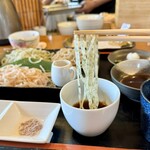 つくも - 三色そば(普通のおそば、紅花切りそば、季節のおそば)