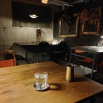 エース コーヒー ロースター - 暗くシックな店内