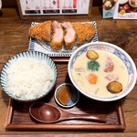 汁食堂 - 名物の『シチュー定食＋ロースカツ付（税込1,300円）』