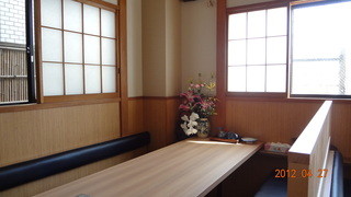 Kasuga - １階　　　　　テーブル席　　　