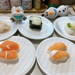 はま寿司 - サーモン山わさび、大とろサーモン、炙りあぶらがれい　ゆず塩、わさびえんがわ、大葉真いか握り　各110円(税込)  ※この中だと、むせるくらいのワサビ！わさびえんがわが、良かったです