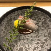 鮨処 凜 - のっけから富山産白エビ酒盗掛けの写真撮り忘れ、こちらは真鯛のお造り、醤油麹ソース