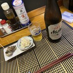 季節の料理あかまる - お通し〜サザエの壺焼き・ポテトサラダ、瓶ビール