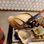 キッチン トット - 普通の牡蠣とは味わいの濃さが全く違うなあ♪
      蒸してるから旨味が濃厚になってるのかねえ❔