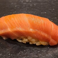 あま木 - ⑲本鮪中トロ(正式名:太平洋黒鮪、北海道戸井産、163kg、2023年11月水揚げ、室温馴染ませ)
                    やはり晩秋の本鮪は夏のものとは脂のりが異なるので脂の旨みがしっかりしています
