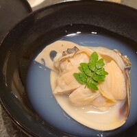あま木 - ④大和蛤(正式名:蛤、三重県桑名産、7年もの位？)のお吸い物、山椒若芽載せ
                    外房の朝鮮蛤は主張が強いけど大和蛤は滋味があり、サイズが大きくなるほど深みが増しますね