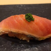 あま木 - ⑫藁燻し鰹(岩手県三陸産)
                      日本近海本鰹の産卵は夏、旬は秋~晩秋
                      三陸沖は親潮と黒潮が混じりプランクトンが多くて魚が集まる海なので餌を沢山食べて脂がのっており、鰹とは思えない濃厚な旨みでした