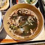 キッチン トット - ◯お吸い物
      魚のアラで取られているであろう出汁感と
      桜えびも入ってて、その旨味を感じる
      美味しい醤油味のお吸い物となる
      
      ◯小鉢
      菜っ葉の煮物、ザーサイとなる