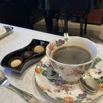 シャトー　ラ・パルム・ドール - ◉ ドリンクとプチフール
      　　☘️ 特製チョコ、フィナンシェなど