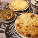 D-CHILI - カダイカレーとナン (奥:チーズ、手前:ドライフルーツ入り)