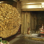 PACHON - 店内の暖炉と薪