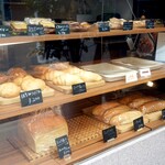 トラットリア チェーロ - 入口、外にあるパンショーケース