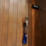 トラットリア チェーロ - 扉がフォーク。あと虫コナーズ♪