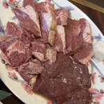 焼肉食道 大勝 - 下　レバー、左上　タン下、上　ハツ