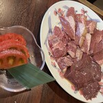 焼肉食道 大勝 - 冷やしトマト　と　お肉。　