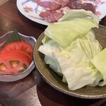 焼肉食道 大勝 - 冷やしトマト　と　キャベツのお代わり〜