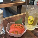焼肉食道 大勝 - 濃いめのハイボール　と　冷やしトマト。ピンク塩が嬉しい‼️