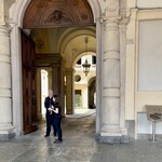 Ristorante SCAT_TO - Palazzo Isnardi di Caraglio の入り口にはガードマン