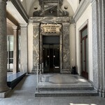 Ristorante SCAT_TO - イタリア最大規模の金融機関 Intesa Sanpaolo も入っている (Private banking 入り口)