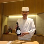 赤坂 剱持 - 日本酒と一緒に店主の写真を撮りました。(こちらは飲めません)