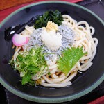 かけはし - 令和6年7月 営業時間(7:30〜20:00)
しらすぶっかけうどん 税込660円