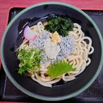 かけはし - 令和6年7月 営業時間(7:30〜20:00)
しらすぶっかけうどん 税込660円