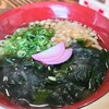 守や 立食いうどん＆呑処 - 若布饂飩(税込550円)
トッピングは若布、紅白蒲鉾2枚、天かす、刻み青葱
おつゆは鰹節感は無く、甘めな薄口醤油で整えた感じ
麺は手打ちではなく軟らかさなタイプ