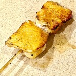 焼鳥 せきね - 五本目は振袖　伊達鶏を大振りに切りつけて食べ応え抜群