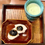 焼鳥 せきね - お通し2品　今日はズッキーニのポタージュと蒸し鶏黒胡麻ソース　この黒胡麻ソースが美味