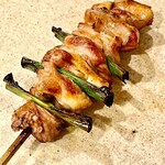 焼鳥 せきね - 葉大蒜を挟んだ名古屋コーチンの脛　食べながら溜息しか出ないｗ