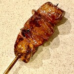 焼鳥 せきね - 2本目はレバー　今日はしっかり火入れでタレが香ばしい