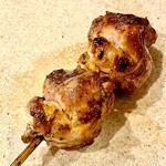 焼鳥 せきね - あかはタレで　内腿の脂でしっとり焼き上げています