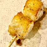 焼鳥 せきね - 三本目に早くも名古屋コーチンのモモ登場！　一人で来ると良いことがある気がするｗ