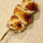 焼鳥 せきね - 一本目は手羽元　毎度のことながら素晴らしい火入れ加減