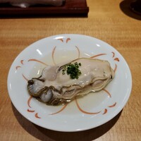 鮨 一 - 北海道産の真牡蠣～煎り酒に鰹と昆布と梅出汁、アサツキ