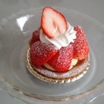 川東菓子店 - 苺たると（340円）苺、クリーム、パイ生地とそれぞれの味付けを渾然一体として楽しめます