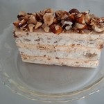 川東菓子店 - ノワゼッティーヌ（330円）スポンジの中の層にもナッツが仕込まれています