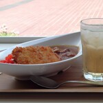 ミュージアムカフェ - 記念館プレミアムカツカレーとジンジャーエール
