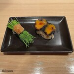 すし酒場すさび湯 - 芽葱と卵黄のヅケのにぎり