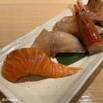 すし酒場すさび湯 - サーモン､鱸､赤海老のにぎり