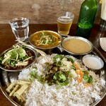 スパイス・ツリー - 本日の2種盛りプレートは、鰤と塩麹と定番のマトン　ビールは既に2杯目笑のハートランド　スパイスツリーのプレートはいつ見ても美味そう且つ美しい！