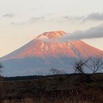 お好み食堂 伊東 - 夕陽に映える茜色の霊峰富士の威容が眼前に顕れる。