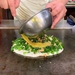 お好み食堂 伊東 - お勧めの《山芋ネギ天》の焼き上り