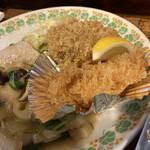 居酒屋レストラン サングッド - 手前が帆立の貝柱、奥がアジフライ