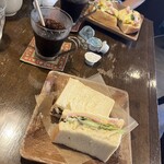 ア・ラ・ガール - 奥:カレーチーズトースト　前:ハムサンドトースト