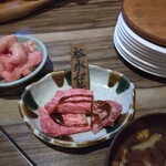 炭火焼肉 丸勢 - お皿に乗り切らなかった牛さん。後ろは網に馴染ませる用の牛脂。これだけでもご飯のお供になります。